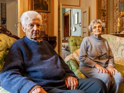 Facciamo quindi la conoscenza di Luigi Colavecchio e della moglie Bianca Morea, proprietari del palazzo, che ci raccontano la storia della famiglia